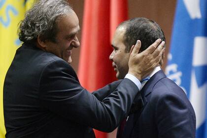 El príncipe Hussein, con Platini