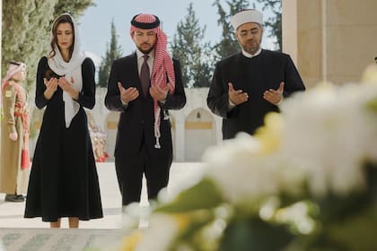 El príncipe Hussein y su mujer Rajwa Alseif, quien estuvo presente por primera vez en un evento de estas características. La princesa llevó un conjunto de la firma londinense ME+EM y una cartera de la exclusiva marca francesa Moynat (modelo Gabrielle).