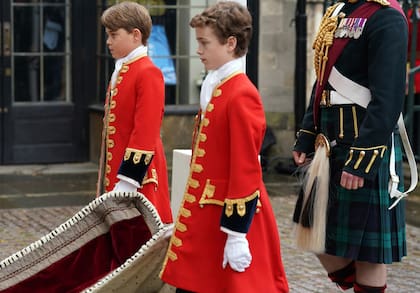 El Príncipe Jorge, al fondo, uno de los cuatro Pajes de Honor, llega a la Abadía de Westminster antes de la coronación del Rey Carlos III y Camilla, la Reina Consorte, en Londres, el sábado 6 de mayo de 2023.