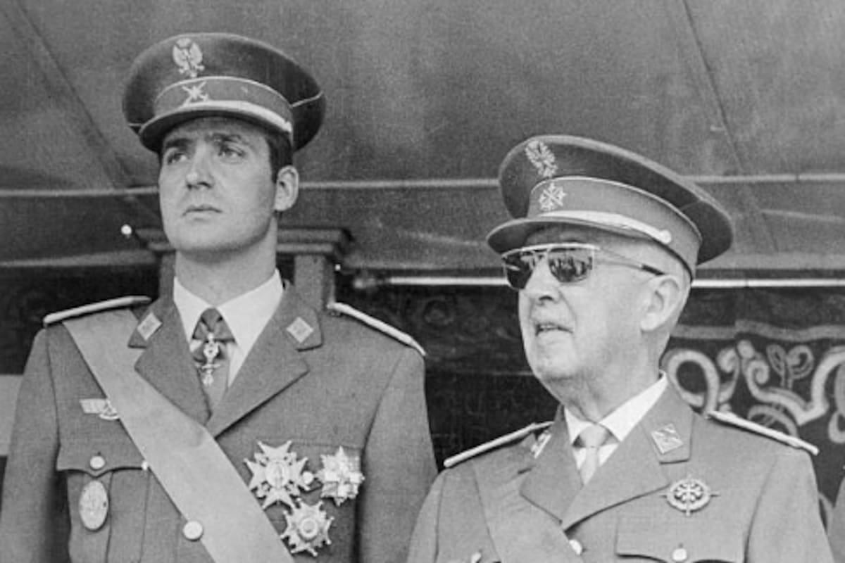 Isabel Perón sale de la misa por Francisco Franco; su izquierda está el Monseñor Aramburu y detrás de ella, el cardenal Pio Laghi
