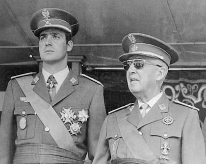 El príncipe Juan Carlos de España junto a Francisco Franco, 1971 (Getty Images)