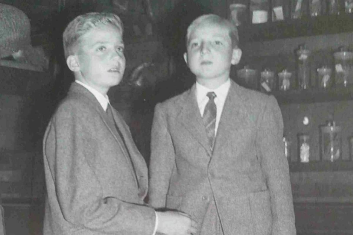 El príncipe Juan Carlos y el infante Alfonso. Los hermanos se llevaban cuatro años diferencia
