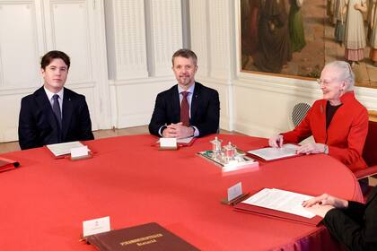 El príncipe, junto con su padre, Federico, y su abuela, la reina Margarita, durante la reunión que se llevó en el castillo en presencia de varios miembros del gobierno.