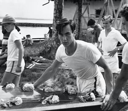 El príncipe Karim (hoy conocido como Aga Khan IV) en 1953 en el internado suizo a donde asistió junto al duque de Kent y al rey Juan Carlos de España