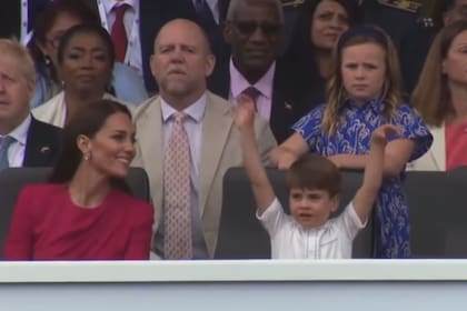 El príncipe Louis tuvo nuevos gestos en el Jubileo y Kate Middleton no pudo contener la risa