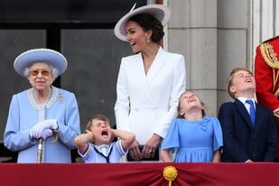 El príncipe Luis de Cambridge de Gran Bretaña se tapa las orejas mientras está de pie junto a la reina Isabel II de Gran Bretaña, su madre Kate, y sus hermanos, la princesa Charlotte y el príncipe Jorge durante un vuelo especial desde el balcón del Palacio de Buckingham después del Desfile del cumpleaños de la Reina, el Trooping the Colour