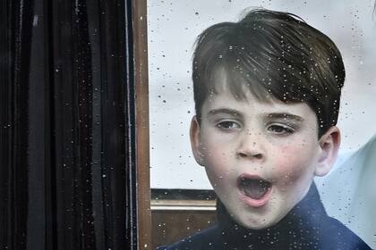 El príncipe Luis, desparpajo infantil a prueba de protocolos (Photo by Oli SCARFF /AFP)