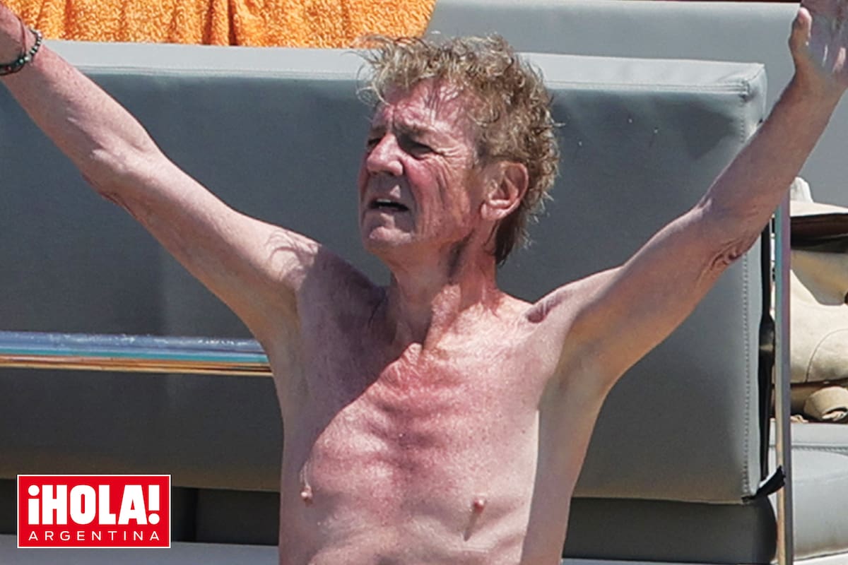 El príncipe navegó el Mediterráneo con su pareja y varios amigos. Lejos de los escándalos de otros tiempos, lleva una vida tranquila en España, donde se radicó hace un tiempo.