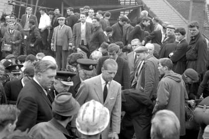 El príncipe Philip visitó Aberfan un día después de la tragedia