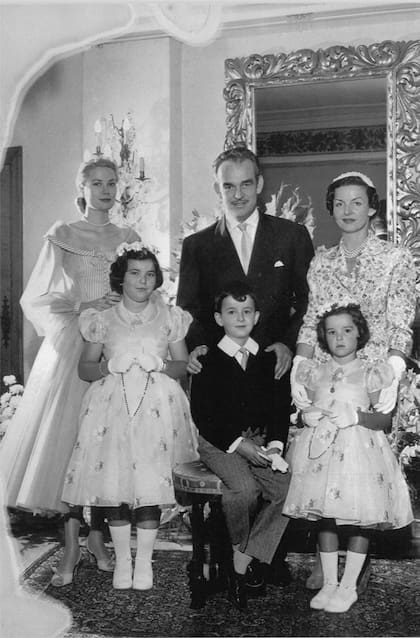 El príncipe Rainiero junto a su hermana y sus sobrinos cuando la princesa Grace entró en sus vidas. Heredero, Christian fue educado Le Rosey, el "Colegio de los reyes" en Suiza. "No era un gran estudiante y me echaron porque tuve tres advertencias en el último año. La primera fue con el ingreso del primer chico africano al colegio. Hubo una gran charla sobre que debíamos ser amables con él, que era hijo del presidente del Congo. Porque la mayoría de los estudiantes de aquel entonces eran “gringos”, muchos de Texas, muchos de ellos racistas... Lo pusieron conmigo, porque yo jugaba muy bien al fútbol y un día bebimos en un lugar prohibido. Me culparon. 'No lo llevé de las orejas, ni apuntándole con una pistola', avisé, pero me castigaron".