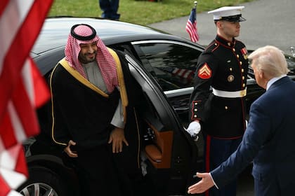 El príncipe Salman fue recibido con los brazos abiertos y todos los honores por Donald Trump en la Casa blanca