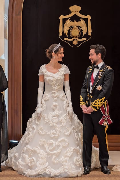 El príncipe se graduó en la Universidad de Georgetown, donde estudió Historia Internacional y se formó, además, en la academia militar Sandhurst de Gran Bretaña. La princesa, en tanto, estudió Arquitectura en la Universidad de Syracuse, en Nueva York, además de Moda en Los Ángeles. Durante el banquete, Rajwa impactó con un espectacular traje de inspiración romántica con bordados tridimensionales.