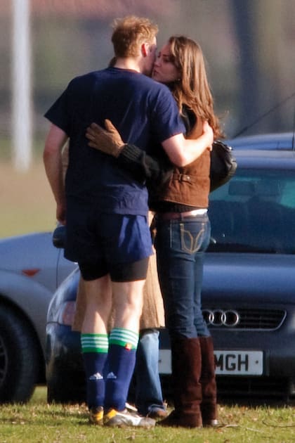 El príncipe William besa a Kate Middleton durante un día de juegos de campo en el exclusivo Eton College (donde cursó la secundaria), el 18 de marzo de 2006.