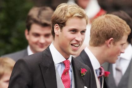 El príncipe William, hace algunos años, junto a su hermano Harry
