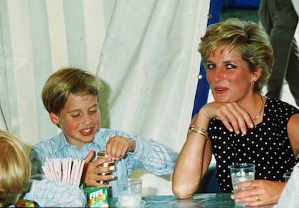 El príncipe William junto a su madre Lady Di