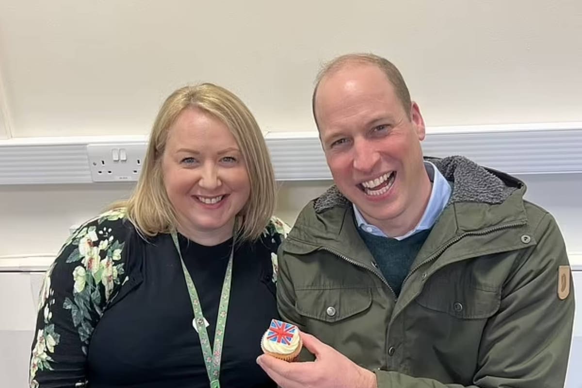 El príncipe William visitó una estación de ambulancias y desde allí sorprendió a los jóvenes estudiantes