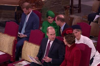 El príncipe William y Kate Middleton, en primera fila; el príncipe Harry y Meghan Markle, en segunda