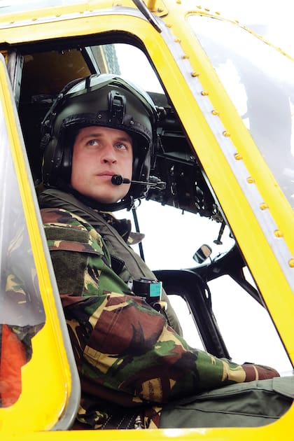 El príncipeWilliam piloteandoun helicóptero Sea King de laRoyal Air Force, en la montaña Holyhead.