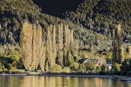 El privilegiado entorno natural de la estancia Peuma Hue ("el lugar de los sueños" en lengua mapuche), en el PN Nahuel Huapi, resultó inspirador para Evelyn Hoter.
