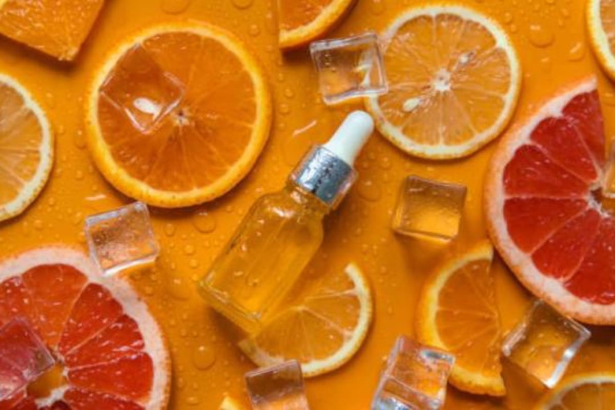 El problema es que, aunque quizá la vitamina C sea buena para la piel, no es fácil elaborar un producto que funcione de la manera en que debería funcionar