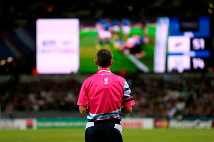 El TMO en el rugby: el referí hasta mira la acción polémica en pantalla gigante
