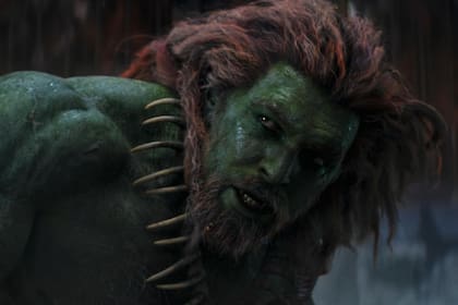 El problema no es que Street Fighter apueste por el espíritu del cine clase B. El problema es la mezcla entre la estética retro y el humor constante, a menudo poco inspirado, que diluye el interés dramático, desdibuja el carisma de los personajes y daña la coherencia narrativa