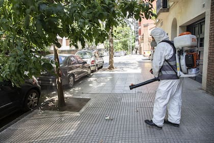 El procedimiento denominado bloqueo de casos consiste en fumigar los domicilios y alrededores donde viven las personas contagiadas de dengue