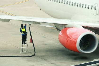 El procedimiento desarrollado por investigadores de la Universidad de Oxford permitiría transformar el dióxido de carbono en un insumo apto para ser utilizado por los actuales motores a combustión, basados en combustibles fósiles