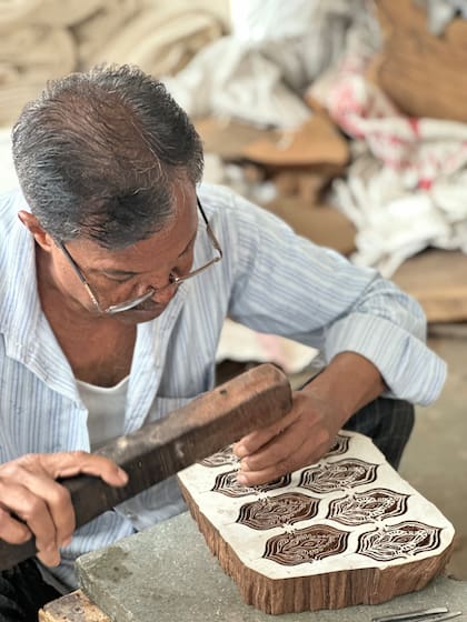 El proceso artesanal del block print, que revive una tradición hindú con cada estampado