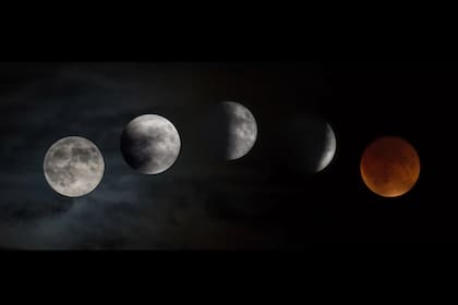 El proceso comienza con el paso por la penumbra y continúa cuando la zona más oscura avanza sobre el disco visible