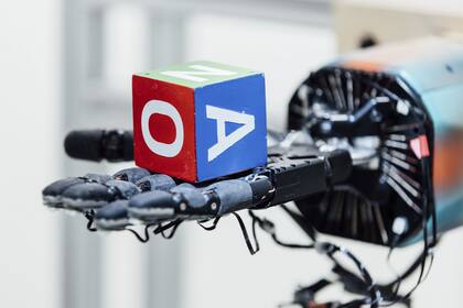 El proceso de aprendizaje por software permitió que los investigadores puedan acelerar el desarrollo de extremidades robóticas capaces de emular movimientos simples de los humanos