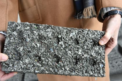 “El proceso de fabricación es sencillo, similar a los bloques de hormigón, pero en este caso se reemplaza la arena con plásticos triturados hasta dejarlos de un tamaño de tres milímetros"