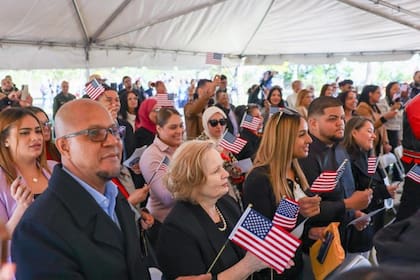 El proceso de naturalización es necesario para obtener la ciudadanía; entre los requisitos más importantes están los exámenes de inglés y educación cívica