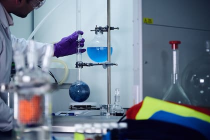 El proceso de separación de contaminantes se realiza en laboratorio.