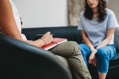 La psicoterapia ayuda a las personas a aprender diferentes formas de pensar y reaccionar ante situaciones que causan ansiedad