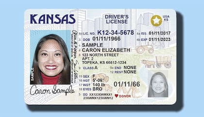 El proceso de verificación de identidad, aplicado cuando no se cuenta con una Real ID, consiste en recopilar información como el nombre y la dirección actual del pasajero para confirmar su identidad