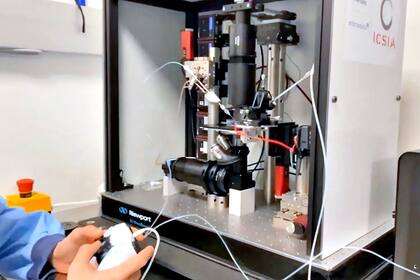 El proceso es manejado con un joystick