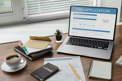 El proceso para la solicitud de documentos de autorización de empleo inicia con el llenado de un formulario