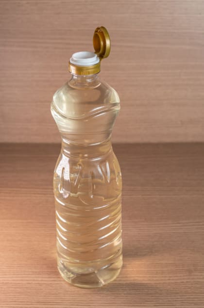 El proceso para limpiar los faros con vinagre implica calentar un vaso de vinagre sin que hierva, dejarlo enfriar un poco y aplicarlo sobre los faros con un pulverizador o un paño