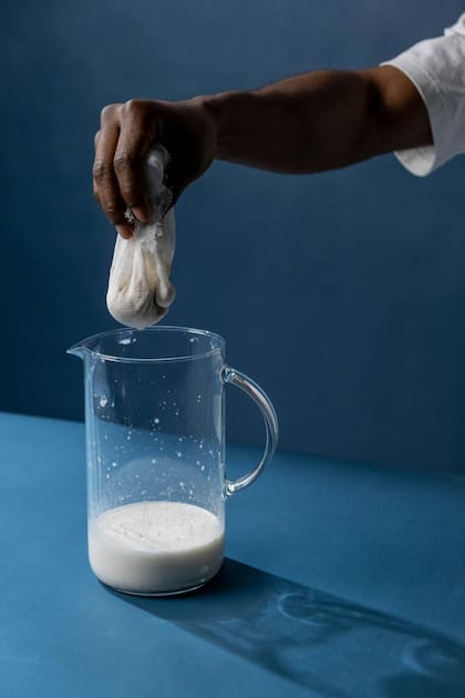 El proceso para obtener esta leche es simple: se ralla la pulpa del coco maduro y se mezcla con agua caliente