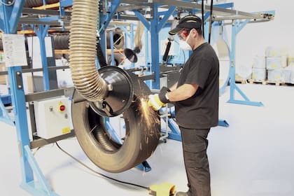 El proceso permite estirar la vida últil del neumático