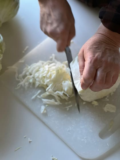 El proceso tradicional de elaboración es sencillo pero poderoso: se coloca repollo rallado con sal en un frasco hermético y se deja fermentar