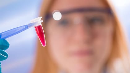 El proceso utiliza una pequeña muestra de sangre o saliva para analizar el ADN en busca de variaciones genéticas