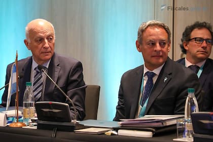 El procurador Casal y el secretario de Coordinación Institucional Juan Manuel Olima en la reunión de la Asociación Iberoamericana de Ministerios Públicos en Chile