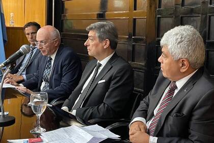 El procurador Eduardo Casal y el presidente de la Corte, Horacio Rosatti, entre otros funcionarios judiciales