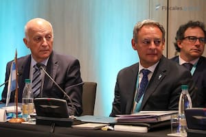 El procurador Eduardo Casal y el secretario de Coordinación Institucional, Juan Manuel Olima Espel, en la reunión de la Asociación Iberoamericana del Ministerio Público en Chile