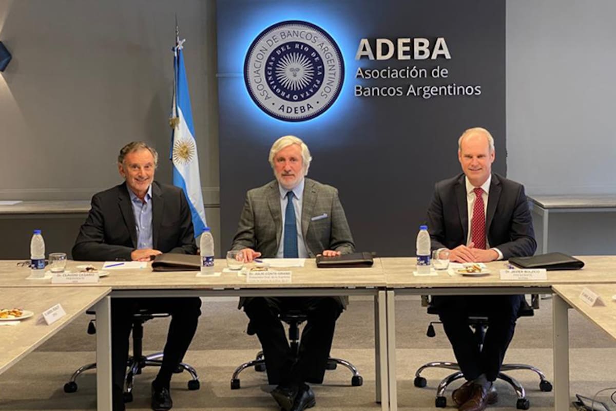 El procurador general de la provincia de Buenos Aires, Julio Conte-Grand, con el presidente de la Asociación de Bancos de la Argentina, Claudio Cesario, y el titular de la Asociación de Bancos Argentinos, Javier Bolzico