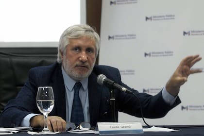 El procurador Julio Conte Grand formalizó la denuncia contra el presidente de la Cámara de Apelación de San Isidro