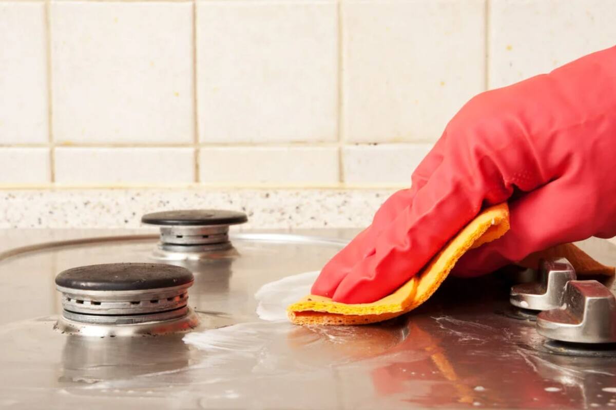 El producto en cuestión puede eliminar la grasa acumulada en estufas, sartenes y otros utensilios de cocina (Foto: iStock)