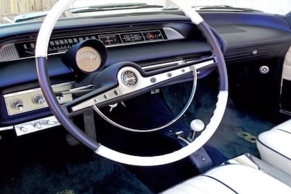 El producto final fue bastante sorprendente: tiene un motor V8 con transmisión automática de 4 velocidades y un nuevo sistema hidráulico